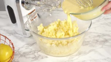 Adım adım. Limonlu kek hazırlamak için karıştırma kabındaki malzemeleri karıştırıyorum..