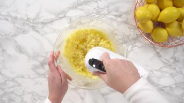 Düz yatıyordu. Adım adım. Limonlu kek hazırlamak için karıştırma kabındaki malzemeleri karıştırıyorum..