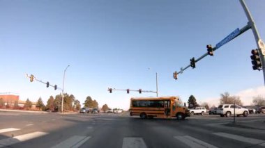 Zaman aşımı. Denver, Colorado, ABD-13 Ocak 2020 - Amerika 'nın banliyölerinde tipik asfalt yollarda sürüş.