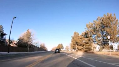 Denver, Colorado, ABD-13 Ocak 2020 - Amerika 'nın banliyölerinde tipik asfalt yollarda sürüş.