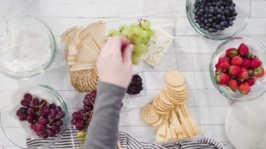 Düz yatıyordu. Adım adım. Taze meyve, gurme peynir ve kraker ile peynir tabağı hazırlıyorum..