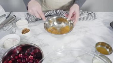 Zaman aşımı. Adım adım. Kızılcık keki pişirmek için karışımı karıştırıyorum..
