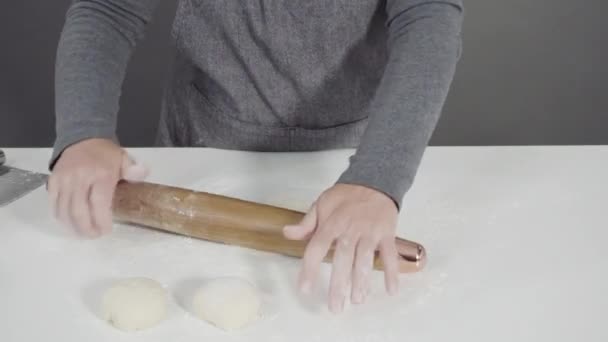 面包面团 用法式滚针做自制扁平面包 — 图库视频影像