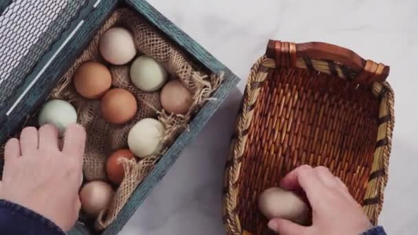 Tijd Verstrijkt Plat Gelegd Kleurrijke Boerderij Verse Eieren Vintage Krat — Stockvideo