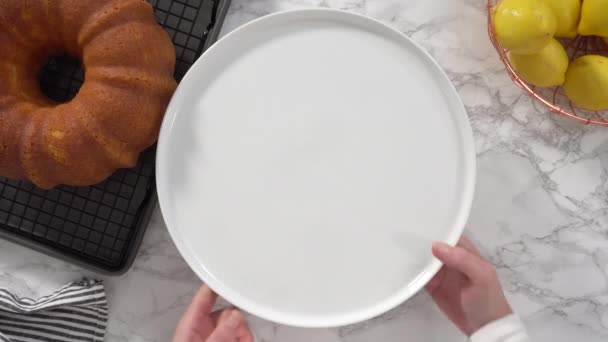 平躺在床上一步一步 用白色釉料在蛋糕架上吃柠檬面包 — 图库视频影像