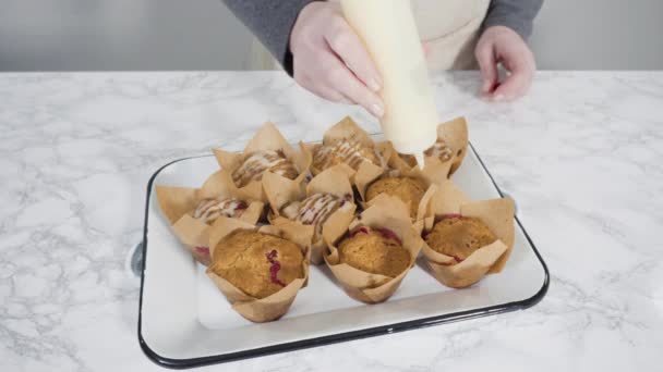 Lépésről Lépésre Narancsos Mázas Áfonyás Muffinok — Stock videók
