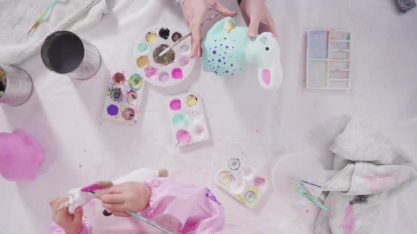 Leżeć Płasko Dziewczynka Maluje Papierowe Figurki Mache Farbą Akrylową Projektu — Wideo stockowe