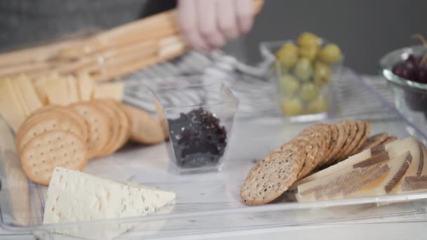 Krok Krokem Uspořádání Sýrových Mís Čerstvým Ovocem Gurmánským Sýrem Sušenkami — Stock video