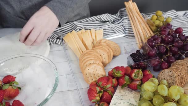 Step Step Arranging Cheese Platter Fresh Fruits Gourmet Cheese Crackers — Stock Video