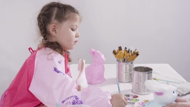 Dziewczynka Maluje Papierowe Figurki Mache Farbą Akrylową Projektu Domowego Nauczania — Wideo stockowe