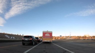 Denver, Colorado, ABD-13 Ocak 2020 - Amerika 'nın banliyölerinde tipik asfalt yollarda sürüş.