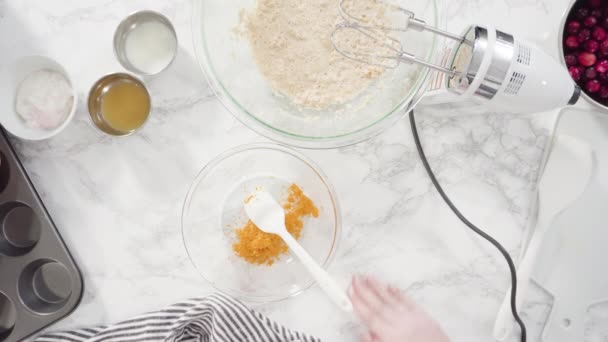 平躺在床上一步一步 混合配料在搅拌碗中烘焙越橘松饼 — 图库视频影像