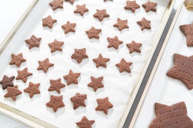 Parşömen kağıdıyla kaplanmış, fırınlanmış, taze yıldız şeklinde çikolatalı kraker..