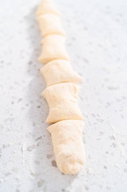 Fransız merdanesiyle yuvarlanan ekmek hamuru naan dippers pişirmek için.