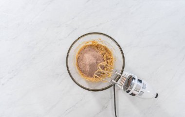 Düz yatıyordu. Çikolatalı kraker pişirmek için karıştırma kabında malzemeleri karıştırıyorum..