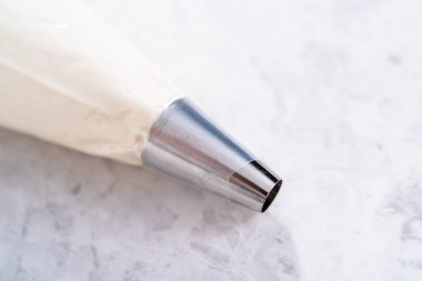 Boru torbasında beyaz tereyağı kreması, metal uçlu..