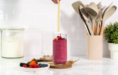 Taze meyve suyu ve taze böğürtlenli süsleme..