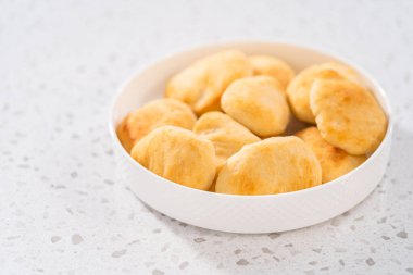 Beyaz bir tabakta ev yapımı naan dippers servis ediyorum..