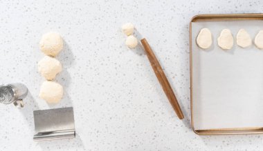 Düz yatıyordu. Fransız merdanesiyle yuvarlanan ekmek hamuru naan dippers pişirmek için.