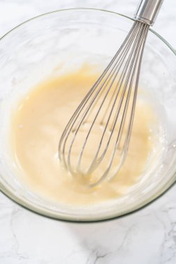 Eggnog cila yapmak için malzemeleri çırpma makinesiyle karıştırıyorum..