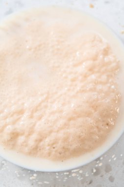 Bardaktaki kuru mayayı aktifleştirip karıştırarak naan dippers pişiriyorum..