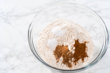 Kuru malzemeleri büyük bir bardakta çırpma kabıyla karıştırıp yumurta likörü pişirmek..