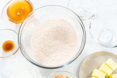 Çikolatalı kraker pişirmek için cam karıştırma kabındaki malzemeler..