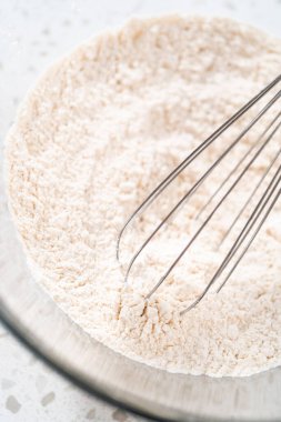 Kuru malzemeyi büyük bir bardakta çırpma kabıyla karıştırarak naan dippers pişiriyorum..