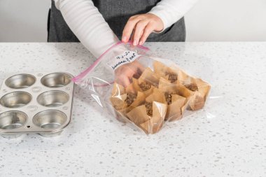 Yemek hazırlıyorum. Muzlu yulaf ezmeli kekleri dondurucuda depolamak için plastiğe koyuyoruz..