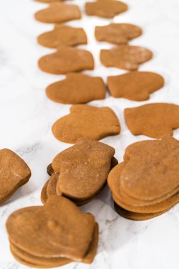 Noel kurabiyelerini kraliyet kremalı süslemek..