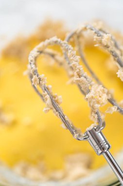 Malzemeleri karıştırıcı ile karıştırarak büyük bir karıştırma kabında yumurta likörü pişirmek..