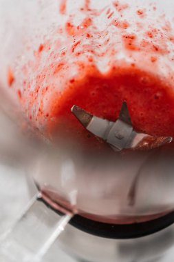 Çilekli kremayı hazırlamak için mutfak blendırında taze çilek harmanlıyorum..