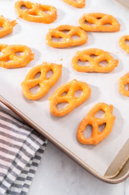 Çubuk kraker, çikolata kaplı kraker yapmak için erimiş çikolataya batırılır..