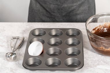 Çikolatalı çilekli kek pişirmek için kek hamurunu kek kaplarının içine atıyoruz..