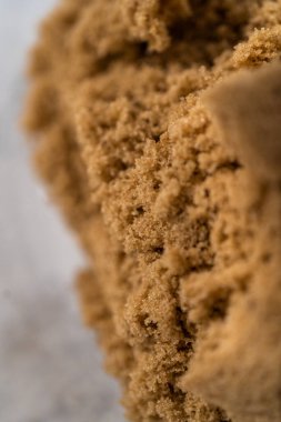 Büyük bir bardakta ıslak malzemeler karıştırarak kırmızı kadife kekler ve beyaz çikolatalı ganache kreması pişiriyorum..