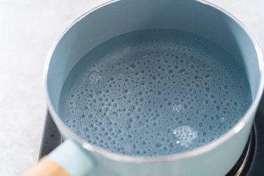 Mango boba smoothie hazırlamak için tencerede boba incileri pişiriyorum..