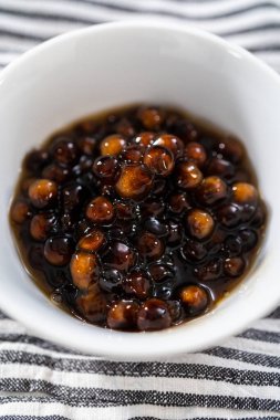 Küçük beyaz bir kasede yeni pişmiş boba incileri..