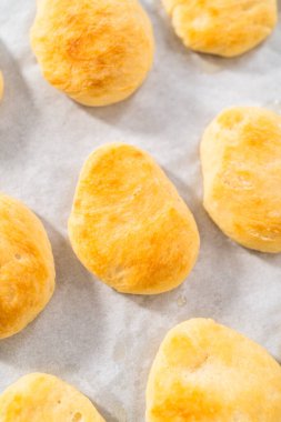 Mutfak tezgahında taze pişmiş naan sosu soğutmak..