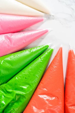 Noel kurabiyelerini süslemek için boru çantalarındaki kraliyet kreması..