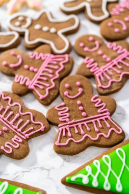 Noel kurabiyelerini kraliyet kremalı süslemek..