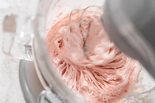 Erdbeer Buttercreme Zuckerguss Schlagen Einem Eigenständigen Elektrischen Mixer Mit Schneebesen — Stockfoto