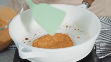 Adım adım. Kızarmış balkabaklı krep kızartma tavasında hamuru..