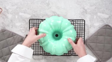 Düz yatıyordu. Taze pişmiş funfettti demetini kek kalıbından çıkarıyorum..