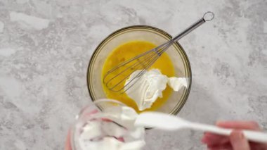 Zaman aşımı. Düz yatıyordu. Fünyeli kek pişirmek için karıştırma kabındaki malzemeleri karıştırıyorum..