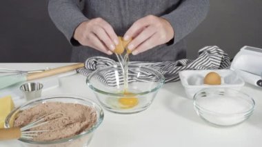 Adım adım. Çikolatalı kurabiye pişirmek için karışımı bir bardakta karıştırıyorum..