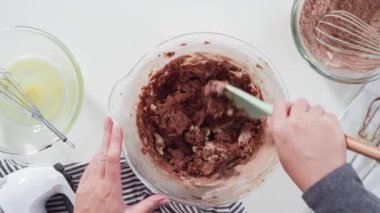 Adım adım. Düz yatıyordu. Çikolatalı kurabiye pişirmek için karışımı bir bardakta karıştırıyorum..