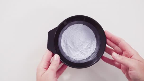 Piatto Tintura Capelli Polvere Una Ciotola Plastica Nera Sfondo Bianco — Video Stock