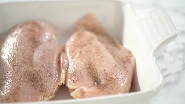 Steg För Steg Säsong Kyckling Med Salt Och Peppar För — Stockvideo