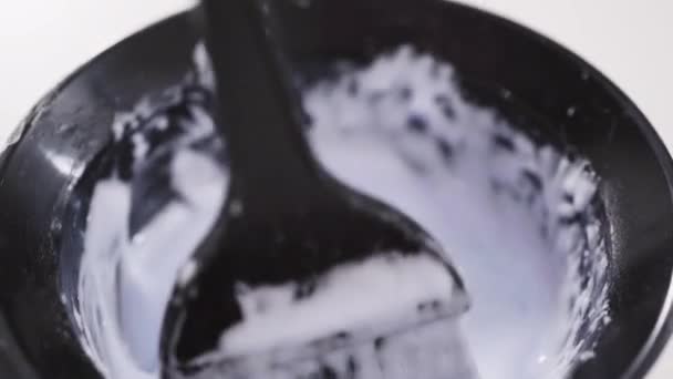 Piatto Miscelare Tintura Dei Capelli Una Ciotola Nera Con Pennello — Video Stock