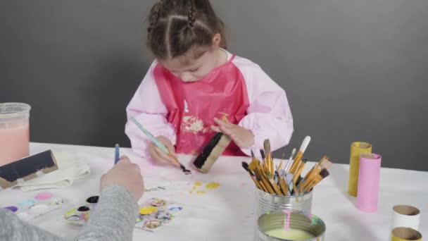 Papper För Barn Målning Tomma Toalettpapper Rullar Med Akryl Färg — Stockvideo